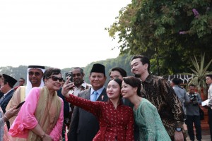 Antusias Warga Lubang Buaya Rebutan Foto dan Salaman dengan Prabowo