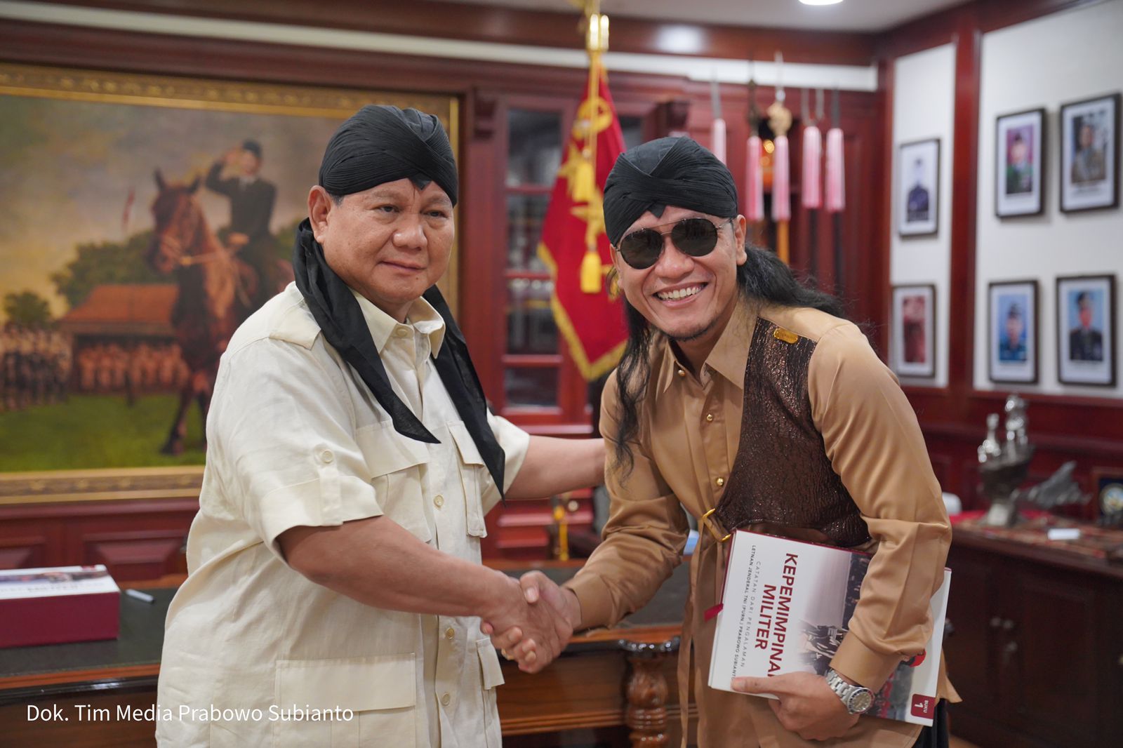 Bertemu Prabowo, Gus Miftah Hadiahkan ’Blankon Jenderal Sudirman’
