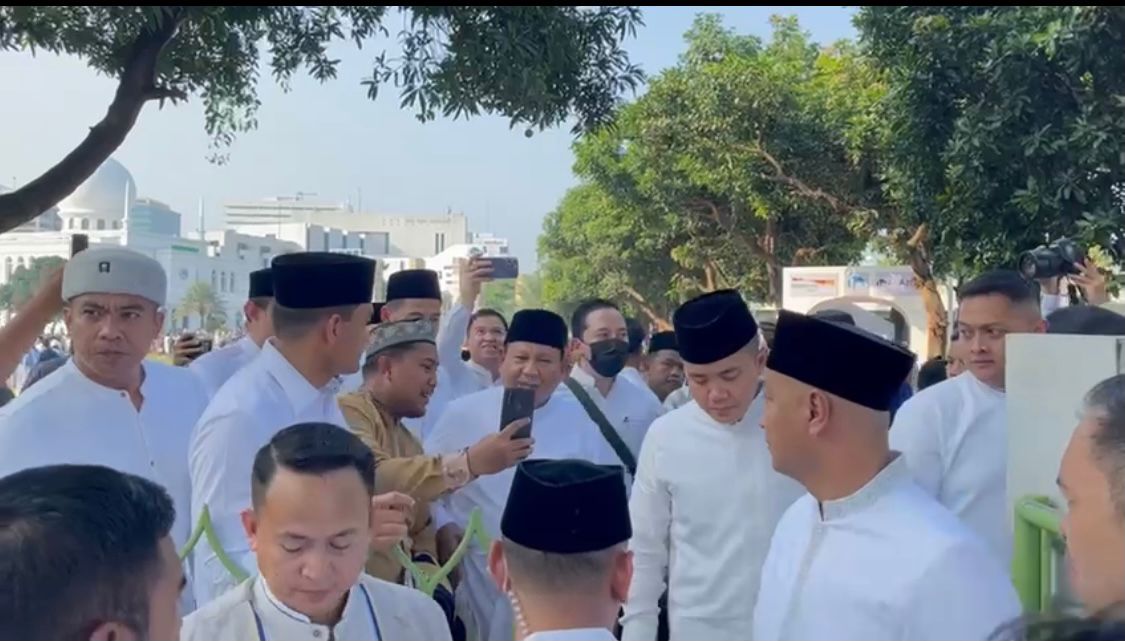 Prabowo Ramah Tamah dengan Masyarakat Usai Solat Idulfitri di Jakarta