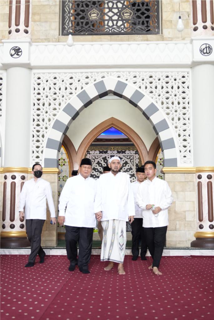 Didampingi Gibran, Lebaran Hari Pertama Prabowo Silaturahmi dengan Habib Syech di Solo
