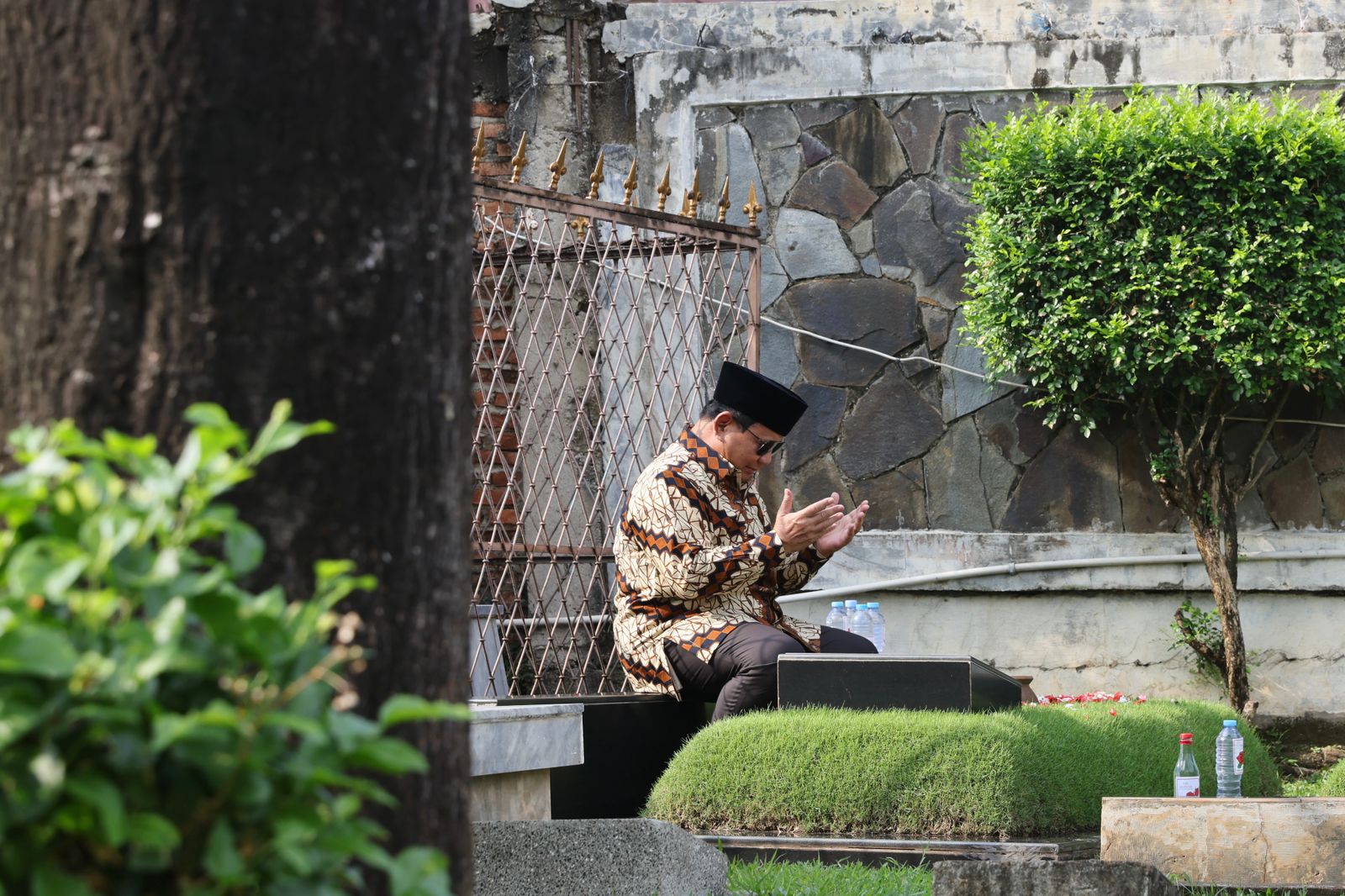 Prabowo Ziarah ke Makam Ayahnya, Begawan Ekonomi Soemitro Djojohadikusumo