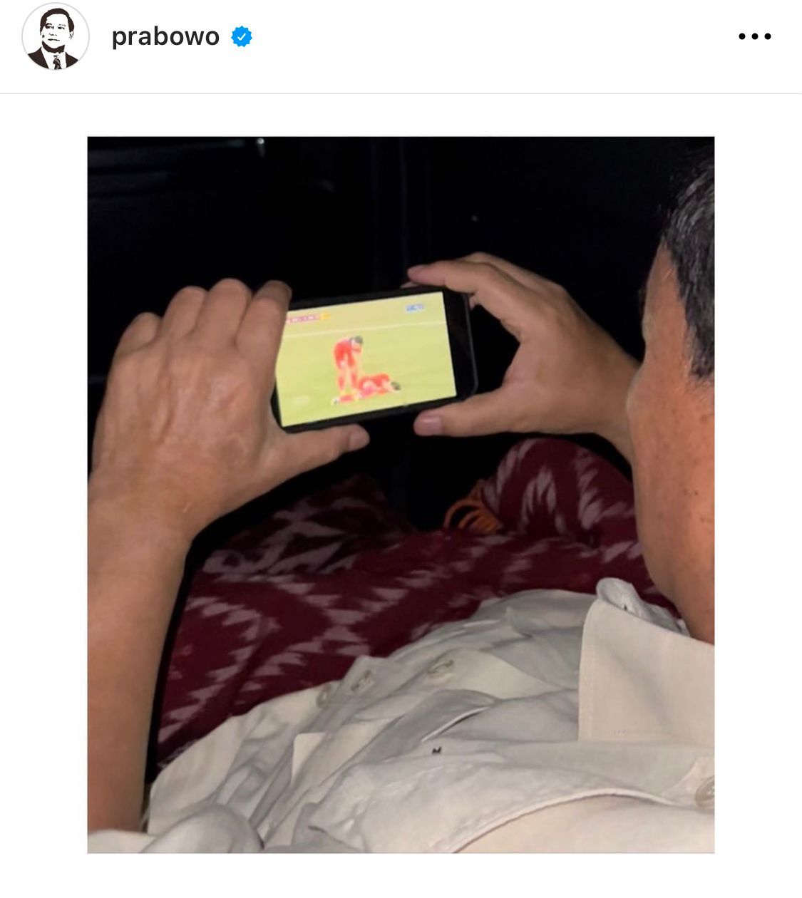 Prabowo Streaming Timnas U-22 Pakai Ponsel Sambil Sarungan, Netizen Banjiri Komentar Lucu