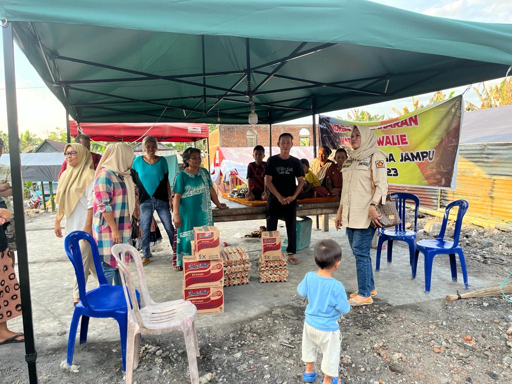 Henny Latif Kunjungi Korban Kebakaran di Desa Jampu