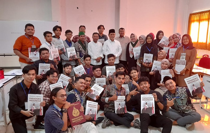 Romo Syafii Hadiahkan Buku Kepemimpinan Militer Karya Prabowo ke Kader HMI di Kalbar