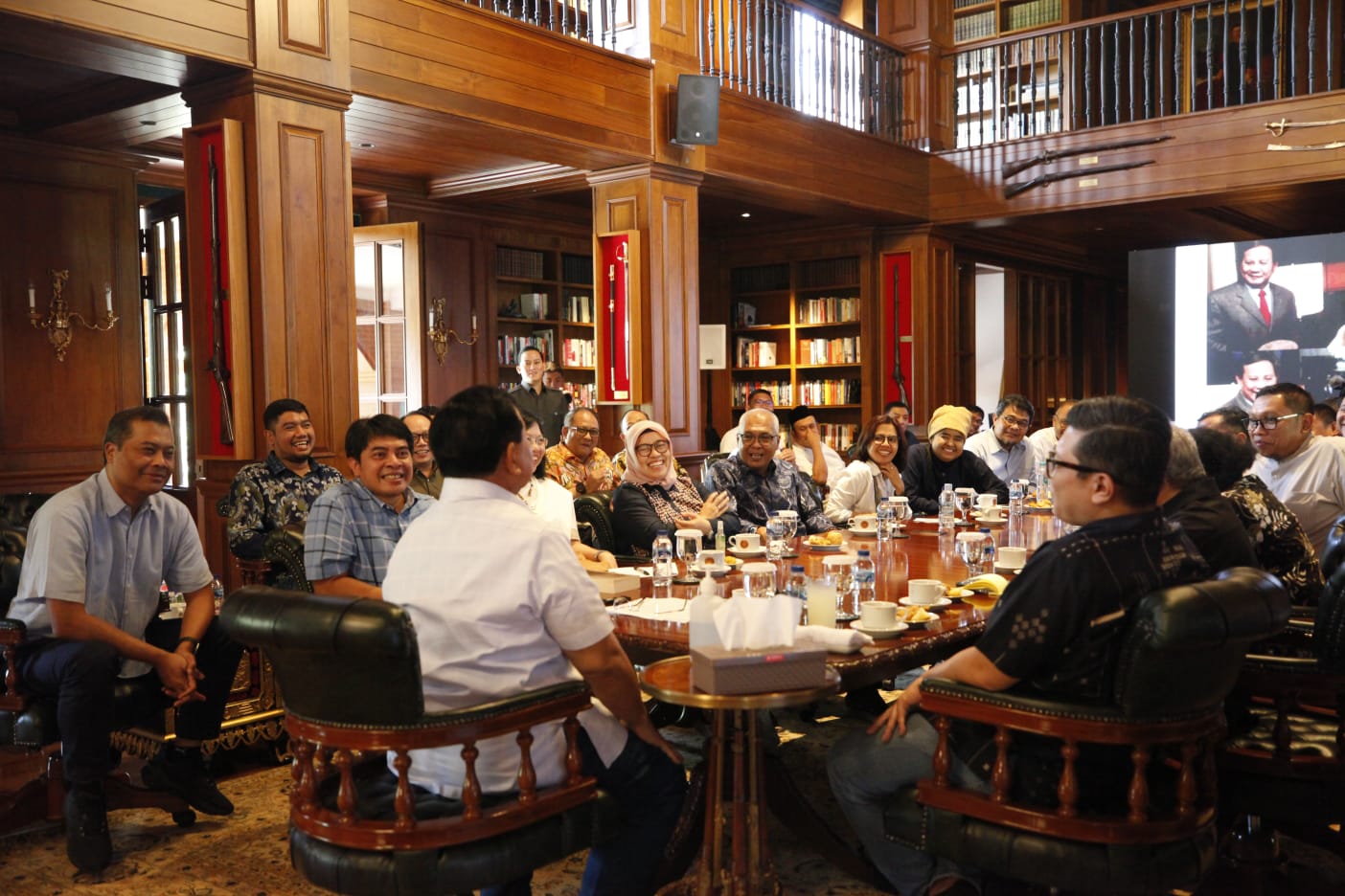 Minggu Santai Prabowo Ngopi Bareng Pemimpin Redaksi Media Nasional di Hambalang