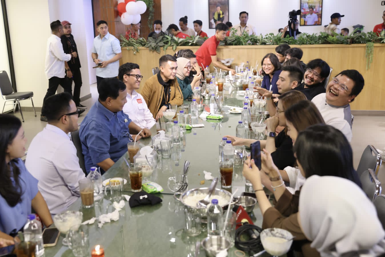 Prabowo Makan Nasi Padang Bareng Jurnalis dan KOL di Kemang