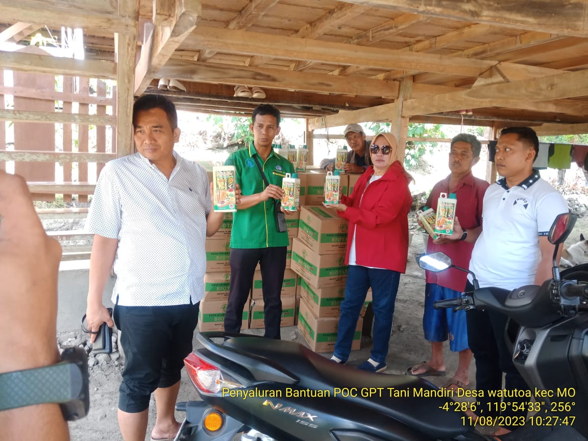Anggota DPRD SulSel Hj Henny Latif Serahkan Bantuan Pupuk Biotani ke Gapoktan di Soppeng