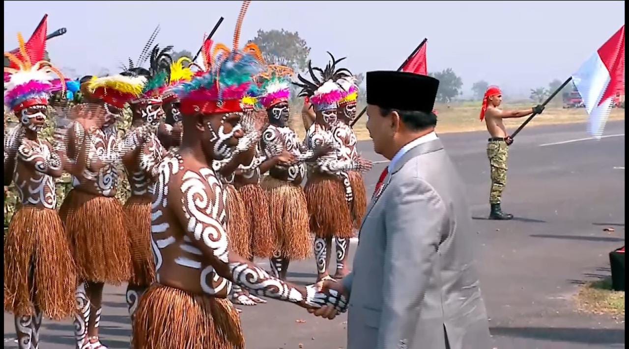 Bangga, Prabowo Berikan Jam Tangannya ke Anggota Komcad Asal Fakfak